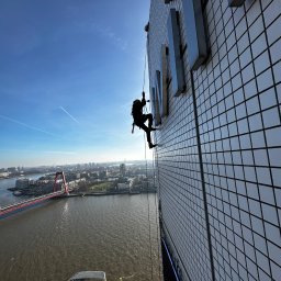 Pracę montażowe na jednym z najwyższych budynków w Rotterdamie 