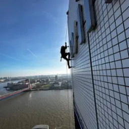 Pracę montażowe na jednym z najwyższych budynków w Rotterdamie