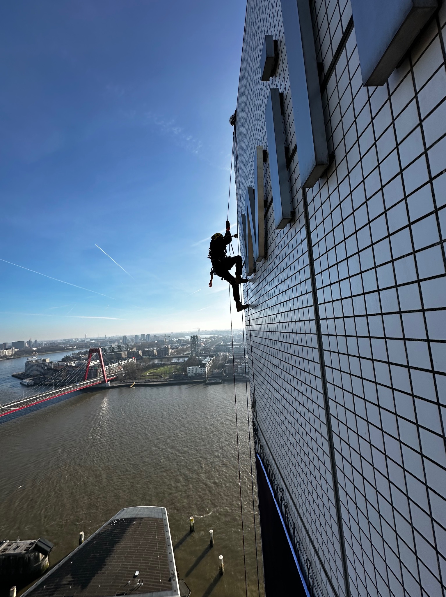 Pracę montażowe na jednym z najwyższych budynków w Rotterdamie