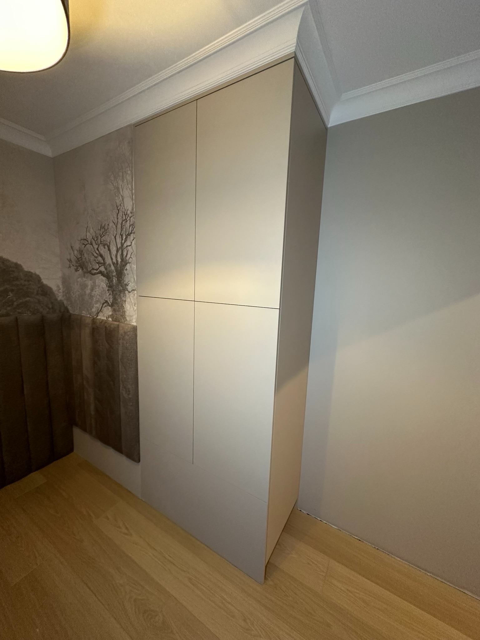 Zabudowa meblowa - szafa. Płyta Swiss Krono U6933 VL kaszmirowy