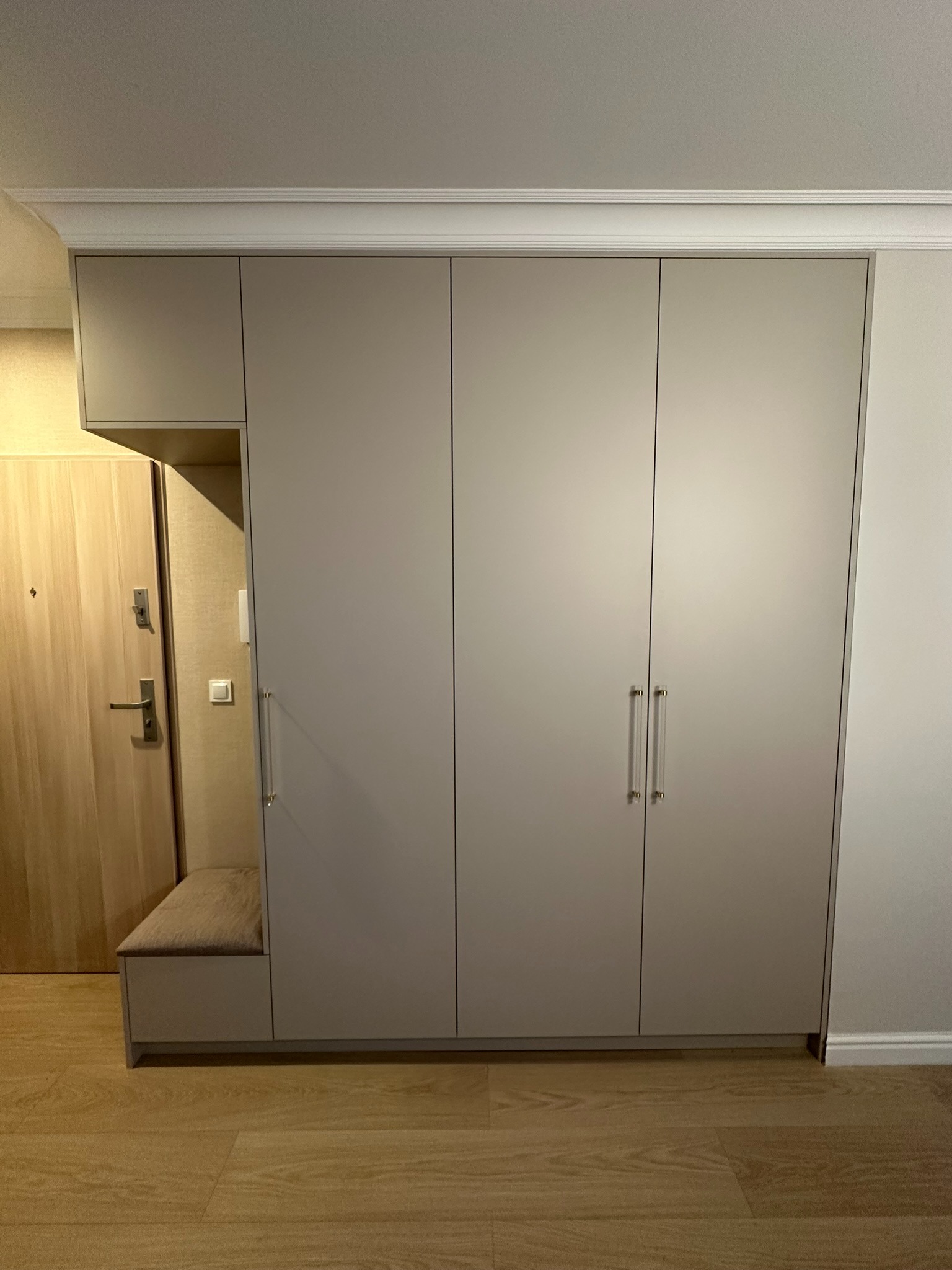 Zabudowa meblowa w przedpokoju. Płyta Swiss Krono U6933 VL kaszmirowy