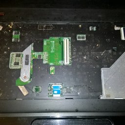 Co się kryje pod klawiaturą laptopa?