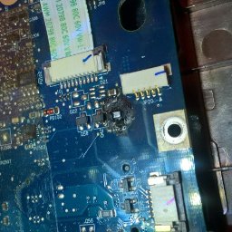 Uszkodzenie płyty głównej, mały pożar