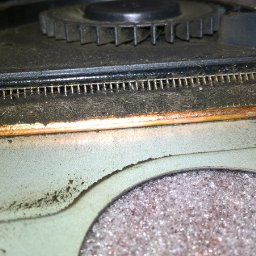 ASKOMP - Naprawa komputerów i laptopów - Zanieczyszczony radiator i wentylator chłodzenia laptopa, widoczne nagromadzenie kurzu i brudu na elementach chłodzących, miedziana rurka cieplna, drobne żeberka radiatora.