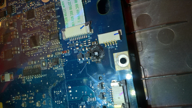 Uszkodzenie płyty głównej, mały pożar