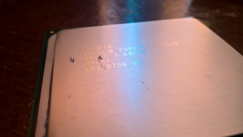 Przykład nieprofesjonalnego ściągania starej pasty z procesora