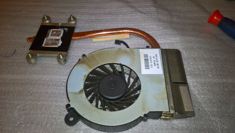 Chłodzenie laptopa przed otwarciem w celu czyszczenia