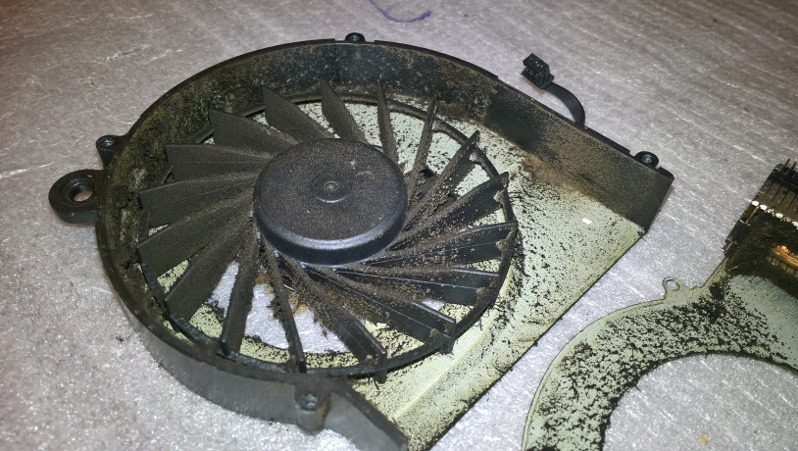 Zanieczyszczony wentylator laptopa