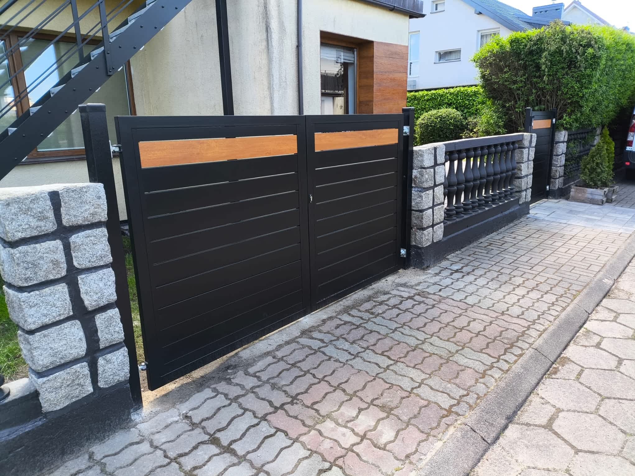 brama z profilem ozdobnym