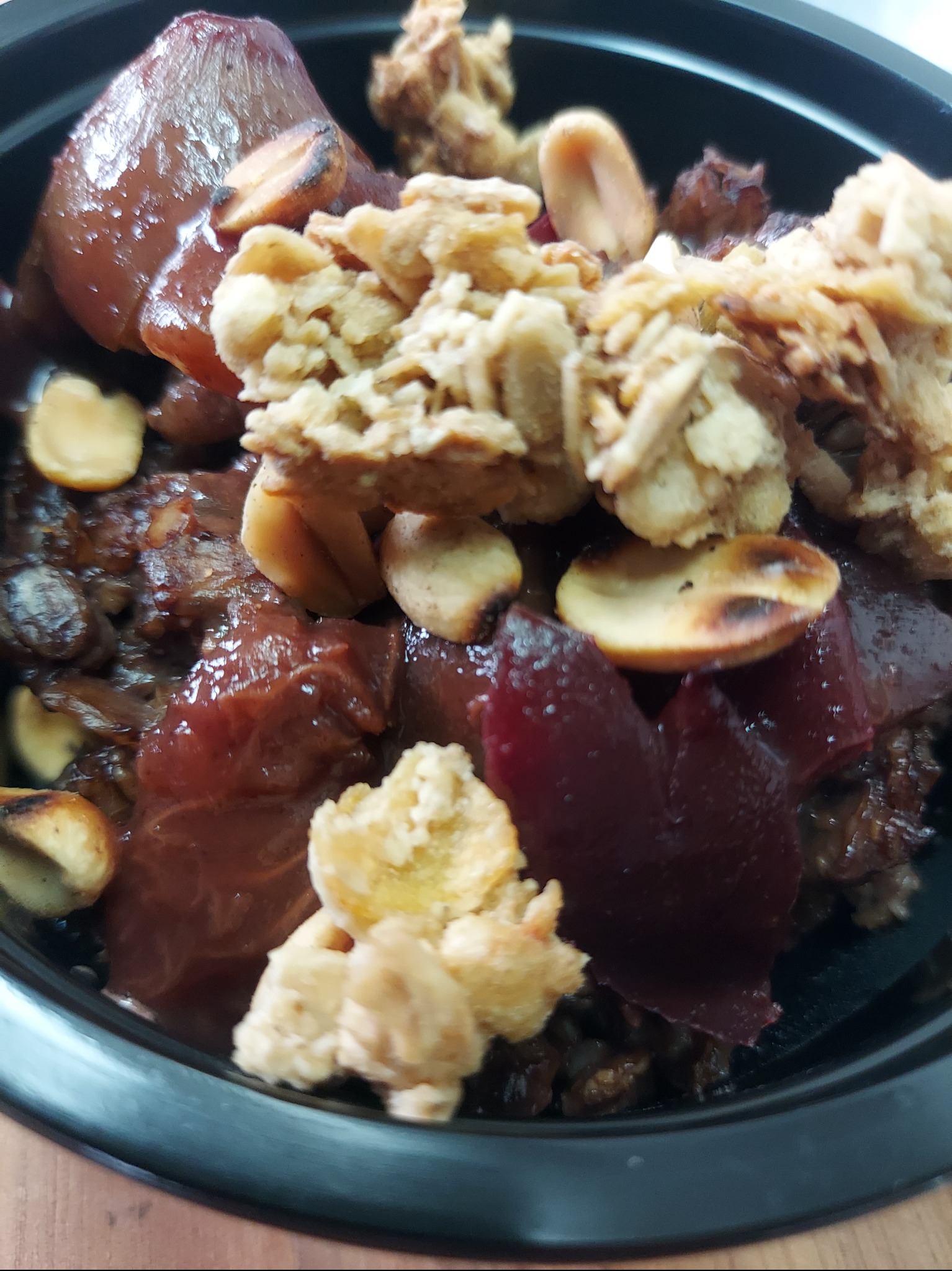 Wyjątkowe danie cateringowe w czarnym pojemniku: buraczki, karmelizowana cebula, orzechy i chrupiąca posypka. Nietypowe połączenie smaków i tekstur.