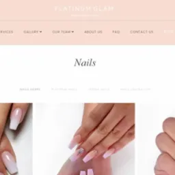 Fragment strony internetowej salonu kosmetycznego Platinum Glam z galerią zdjęć stylizacji paznokci, prezentujących różne kształty i kolory, w tym ombre i zdobienia z cyrkoniami.