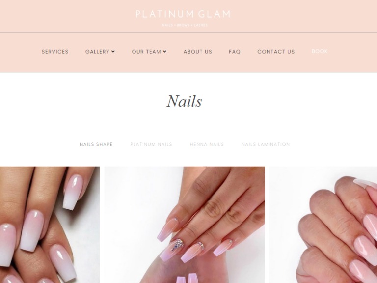 Fragment strony internetowej salonu kosmetycznego Platinum Glam z galerią zdjęć stylizacji paznokci, prezentujących różne kształty i kolory, w tym ombre i zdobienia z cyrkoniami.