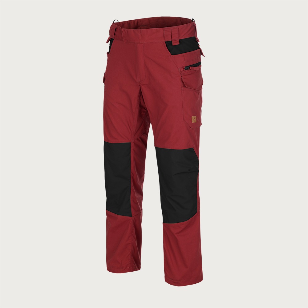 Czerwone spodnie trekkingowe z czarnymi wzmocnieniami na kolanach i kieszeniami cargo, prezentowane na jednolitym tle.