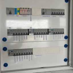 Instalacja elektryczna w domku jednorodzinnym zabezpieczona wyłącznikami nadprądowymi, różnicowoprądowymi, oraz ogranicznikiem przepięć