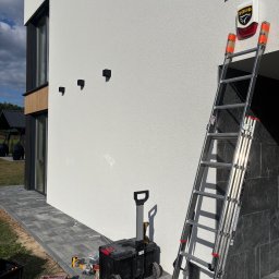 Biały montaż lamp elewacyjnych 