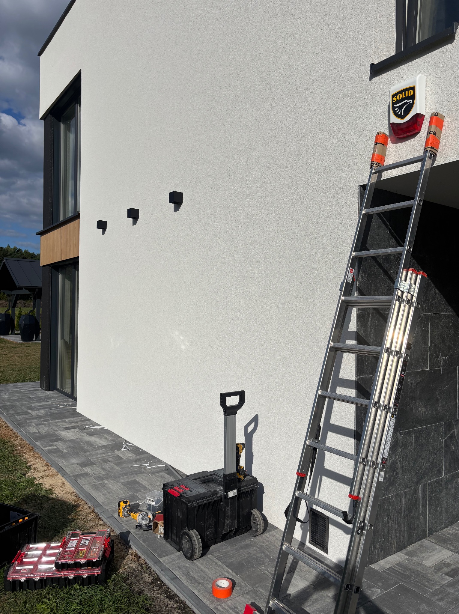 Biały montaż lamp elewacyjnych