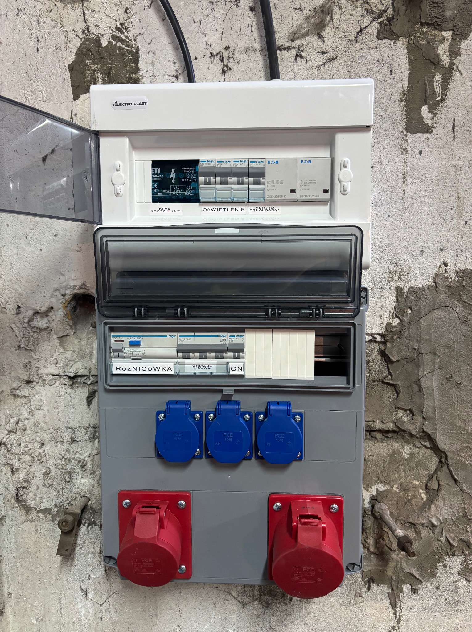 Instalacja garażowa z gniazdami siłowymi