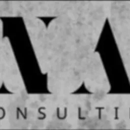 Logo firmy OMAK Consulting na teksturowanym szarym tle.