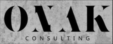 Logo firmy OMAK Consulting na teksturowanym szarym tle.