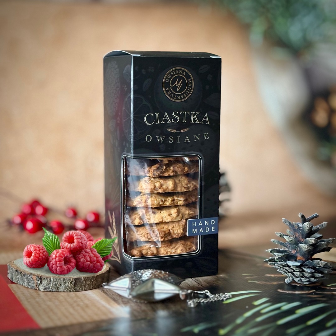 ciastka owsiane z malinami pakowane w estetyczne pudełko z okienkiem.