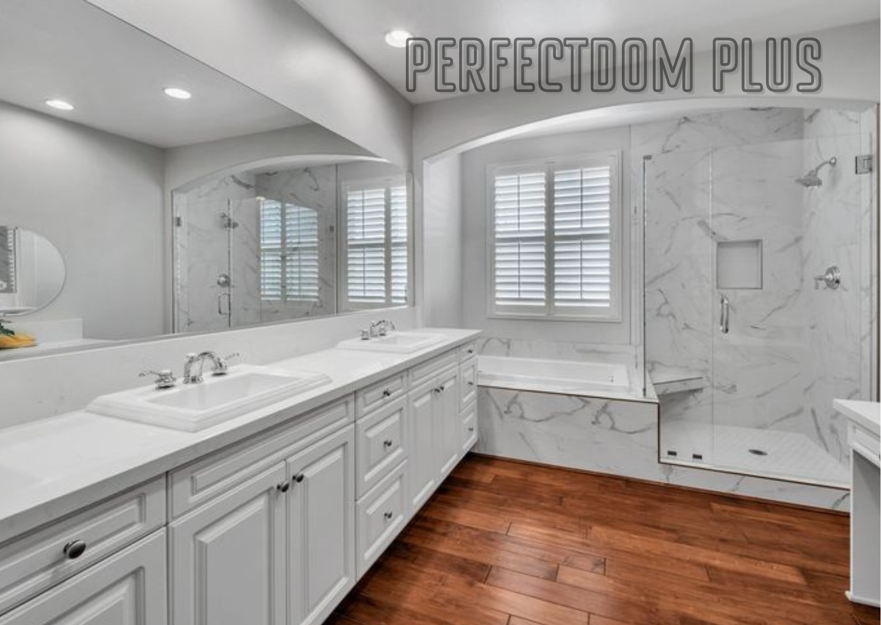 Przestronna, jasna łazienka z marmurowymi płytkami, dwiema umywalkami z białymi szafkami, kabiną prysznicową walk-in i oknem z żaluzjami.