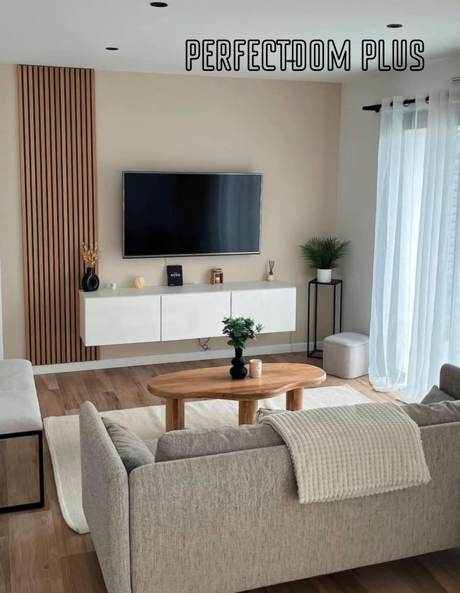 Nowoczesny salon z drewnianymi lamelami na ścianie, podwieszaną białą szafką RTV, telewizorem, drewnianym stolikiem kawowym i szarą sofą z pledem.