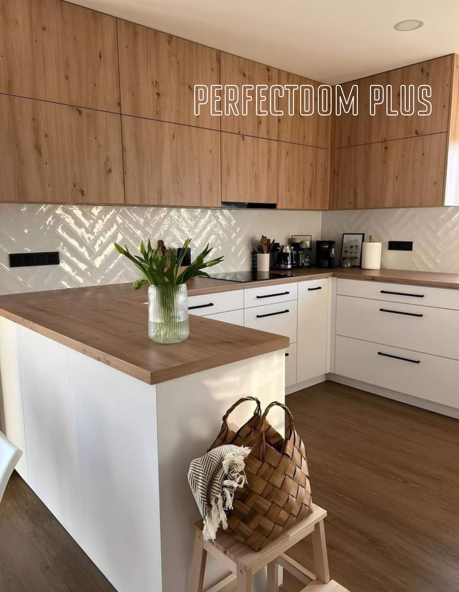 Nowoczesna kuchnia z drewnianymi szafkami górnymi, białymi szafkami dolnymi z czarnymi uchwytami, blatem z drewnianym dekorem, białymi płytkami ułożonymi w jodełkę na ścianie i bukietem tulipanów...