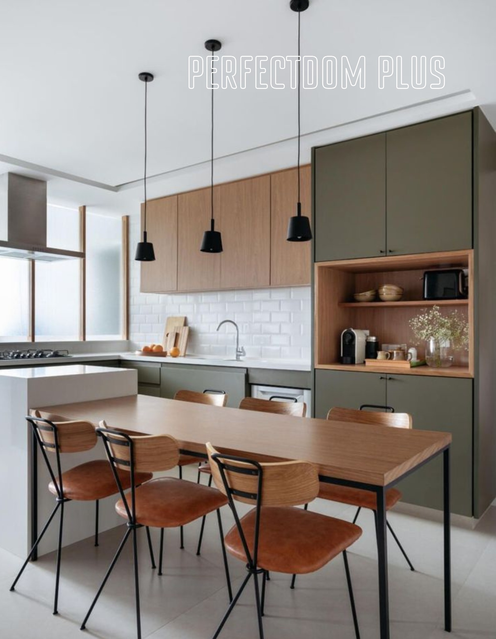 Nowoczesna kuchnia z drewnianymi szafkami, białymi płytkami na ścianie i stołem z krzesłami w stylu industrialnym, oświetlona trzema wiszącymi lampami.