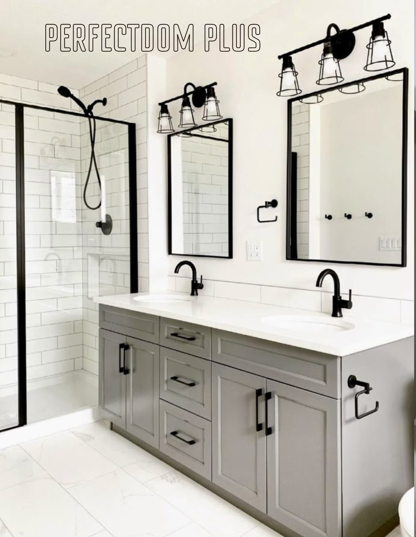 Wykończona łazienka z szarą szafką pod umywalkę z czarnymi uchwytami, kabiną prysznicową z czarną ramą i białymi płytkami oraz dwoma lustrami z czarnymi ramami i lampami w stylu industrialnym.