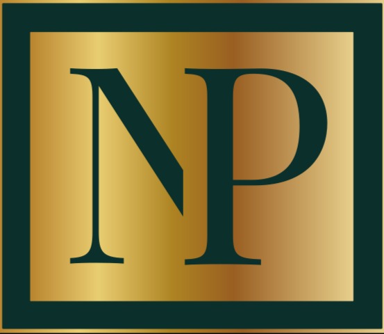 Eleganckie logo firmy z ciemnozielonymi literami N i P na złotym tle w ramce.