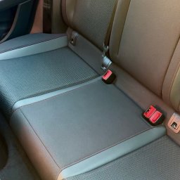 Parowy Marcin mobilna myjnia parowa Marcin Musiałowski - Wnętrze samochodu: tylna kanapa z tapicerką w odcieniach szarości i brązu, z widocznymi elementami mocowania pasów bezpieczeństwa i detalami przeszyć.