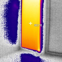 InstalHydroMax - Termowizja ściany z zaznaczonym punktem o temperaturze 37,1°C. Widoczne różnice temperatur w pomieszczeniu. Diagnostyka termowizyjna.