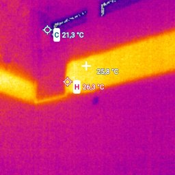 InstalHydroMax - Termowizja ogrzewania podłogowego ukazuje rozkład temperatur. Widoczne rury grzewcze w odcieniach żółci i pomarańczy na fioletowym tle, z zaznaczonymi punktami pomiaru.