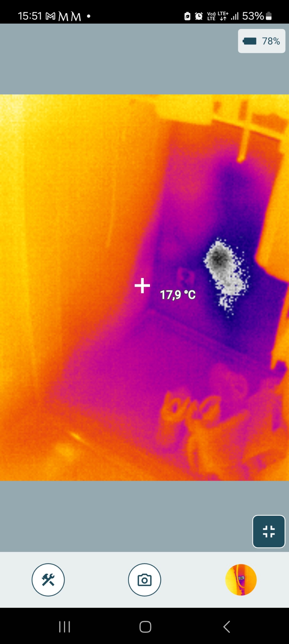 Termogram instalacji grzewczej z zaznaczonym punktem o temperaturze 17,9°C. Widoczne różnice temperatur w systemie ogrzewania podłogowego lub grzejnikowego.