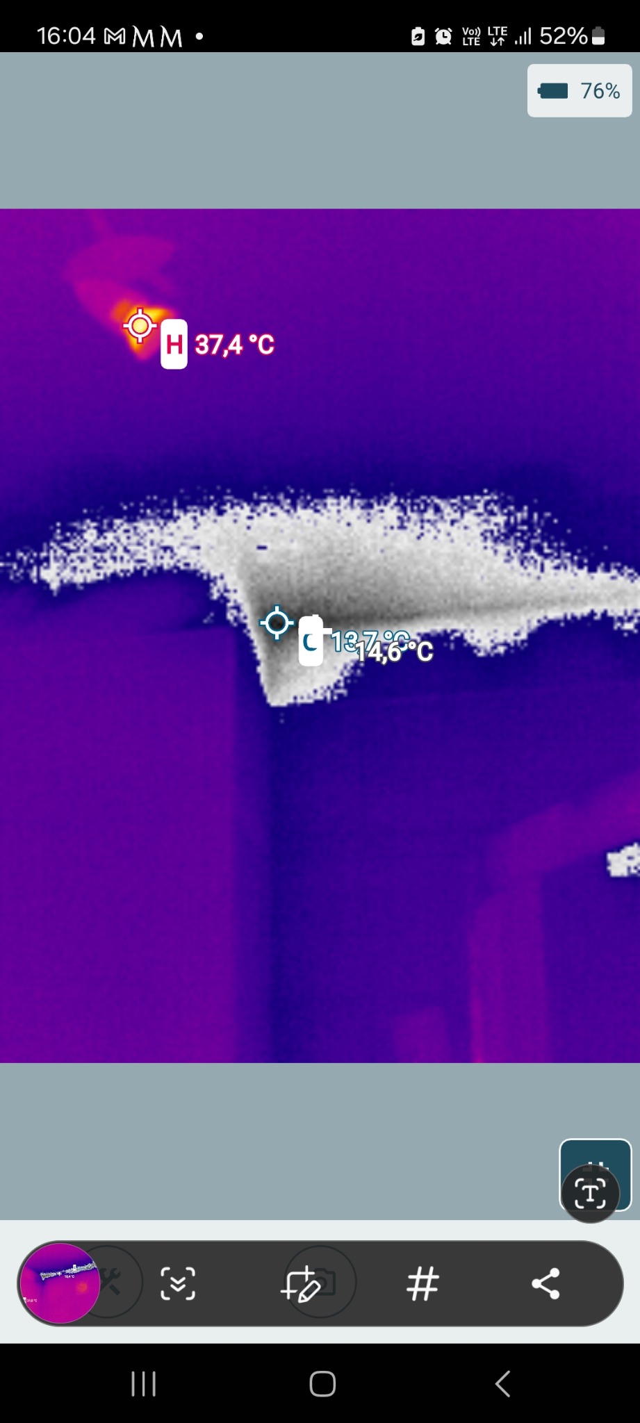 Termowizyjne badanie rozkładu temperatur na ścianie, wskazujące na potencjalne problemy z izolacją lub ogrzewaniem. Widoczne wartości temperatur w stopniach Celsjusza.