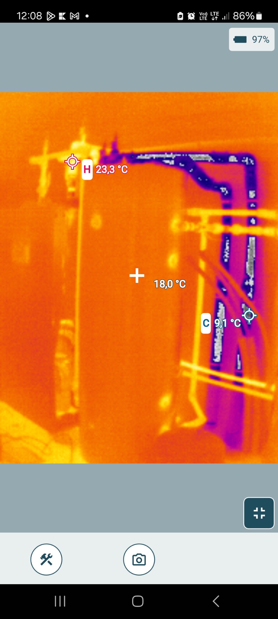 Termowizja instalacji grzewczej w Warszawie. Widoczne rury i temperatura. Diagnostyka nieszczelności systemów grzewczych. Kontrola jakości wykonania instalacji.