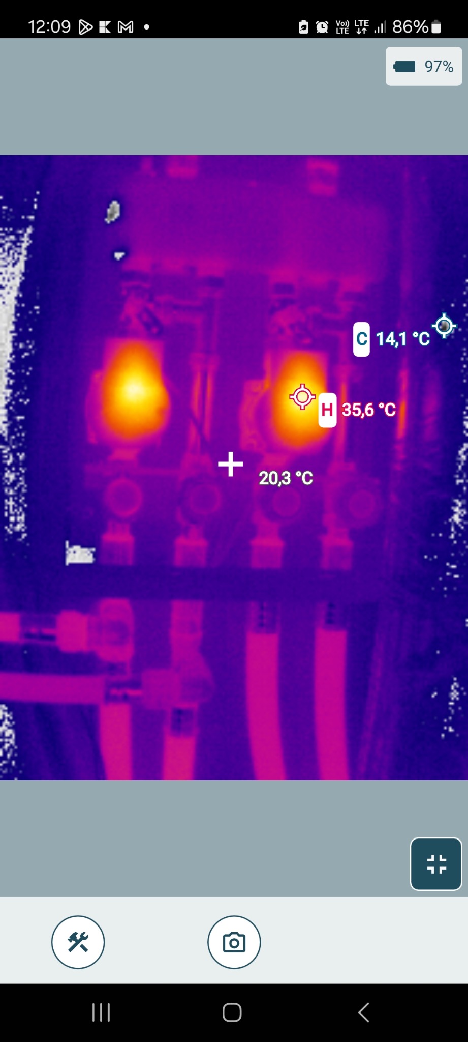 Termowizyjne badanie instalacji hydraulicznej, widoczne rury i złącza z zaznaczonymi temperaturami. Diagnostyka wycieków i strat ciepła.