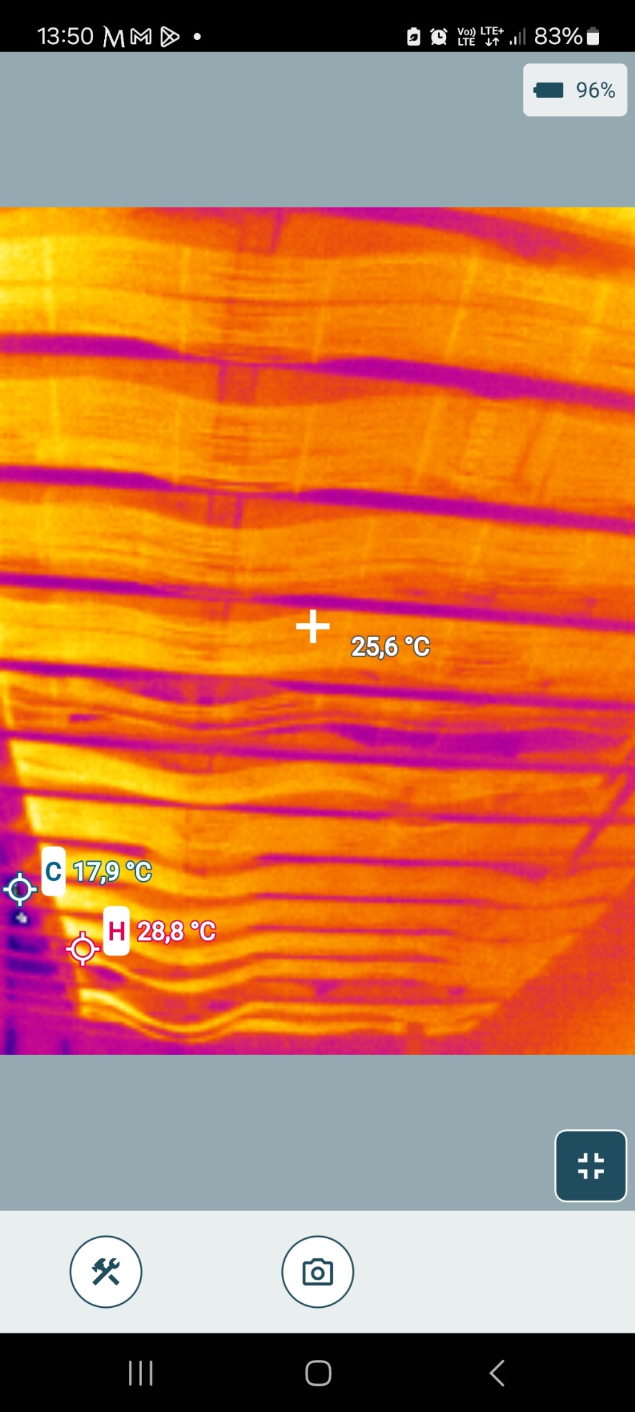 Termowizja ogrzewania podłogowego z zaznaczonymi temperaturami. Widoczne rury w kolorach od żółtego do fioletowego, wskazujące na rozkład ciepła.