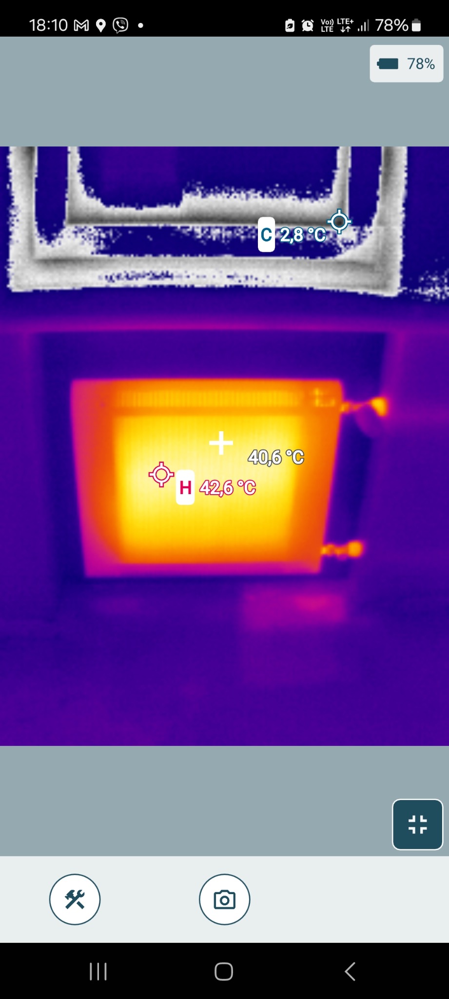 Termowizja grzejnika ukazuje rozkład temperatur: 42.6°C u dołu, 40.6°C w środku i 2.8°C u góry. Wyraźne różnice temperatur wskazują na potencjalne problemy z ogrzewaniem.