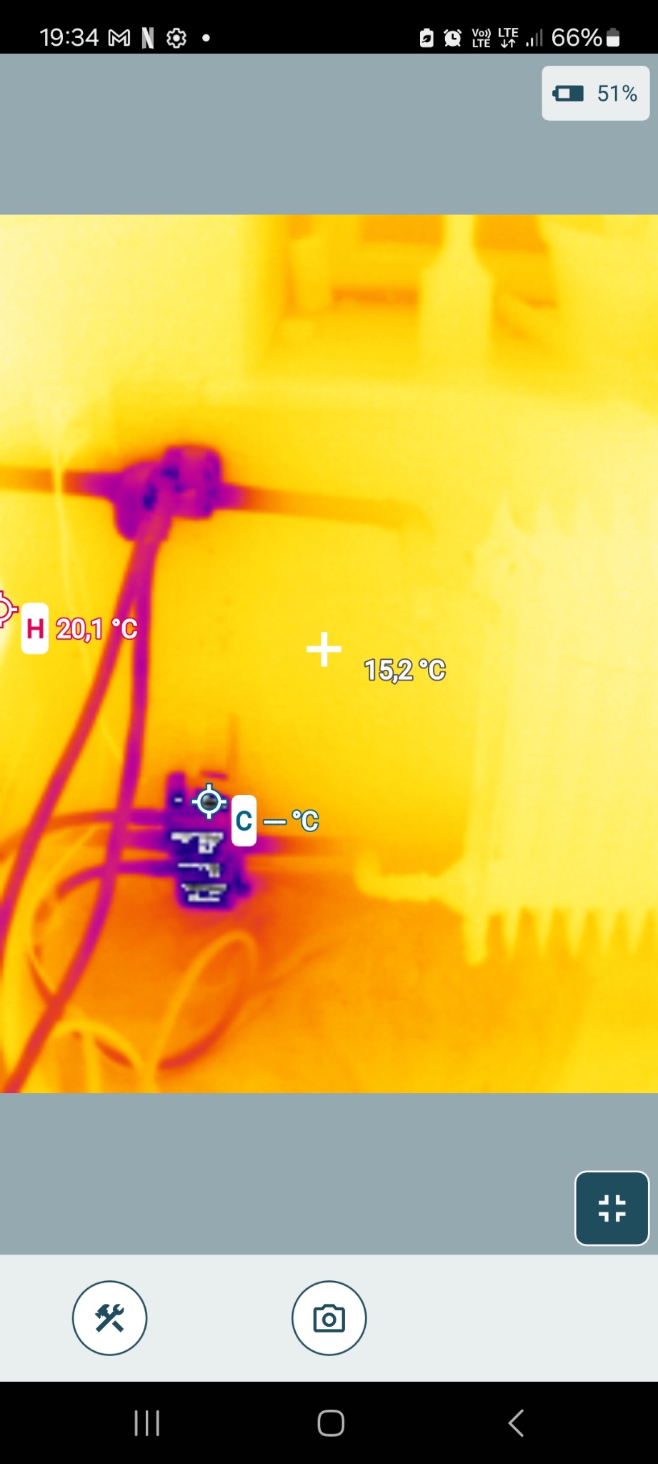Termowizja instalacji: detekcja temperatury rur i złączek, wskazująca potencjalne straty ciepła. Diagnostyka systemu grzewczego w trakcie pracy.