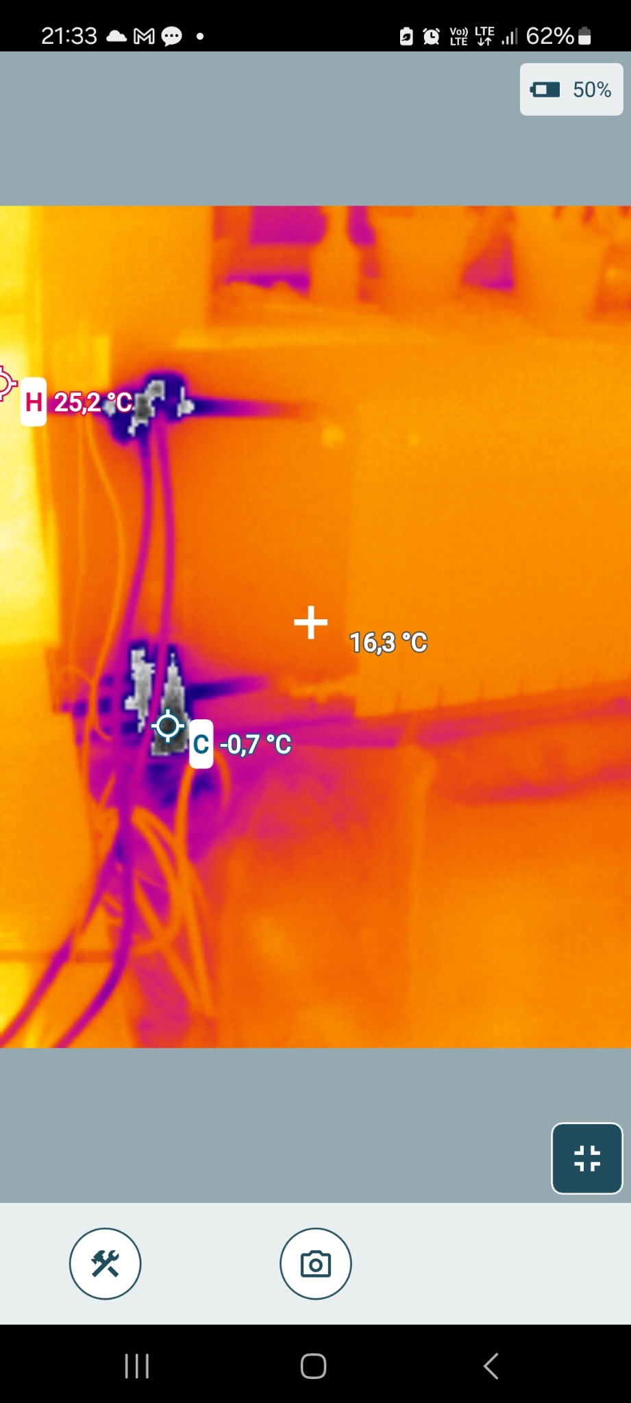 Termowizja instalacji: przewody z temperaturami 25.2°C i -0.7°C, otoczenie 16.3°C. Diagnostyka nieszczelności i strat ciepła w instalacjach.