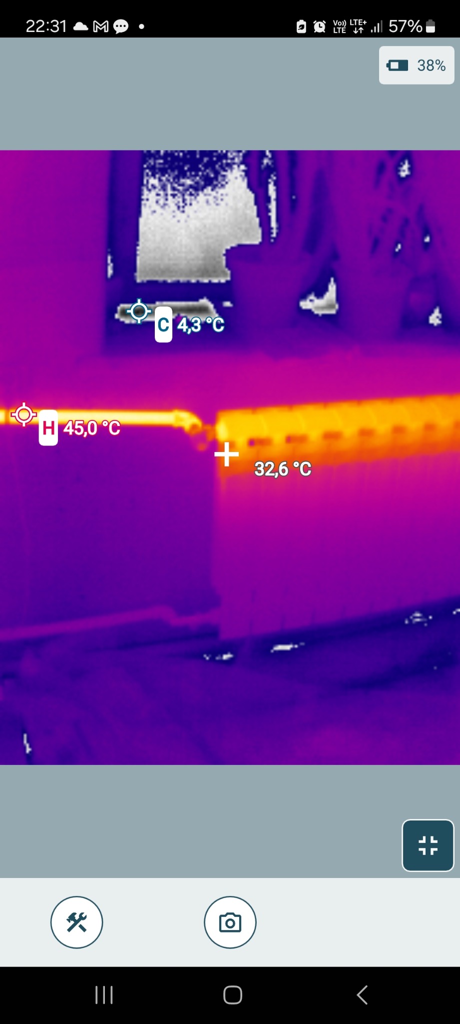 Termowizyjne zdjęcie grzejnika, ukazujące rozkład temperatur. Widoczne wartości: 45°C, 32.6°C i 4.3°C. Kolorystyka fioletowo-pomarańczowa.
