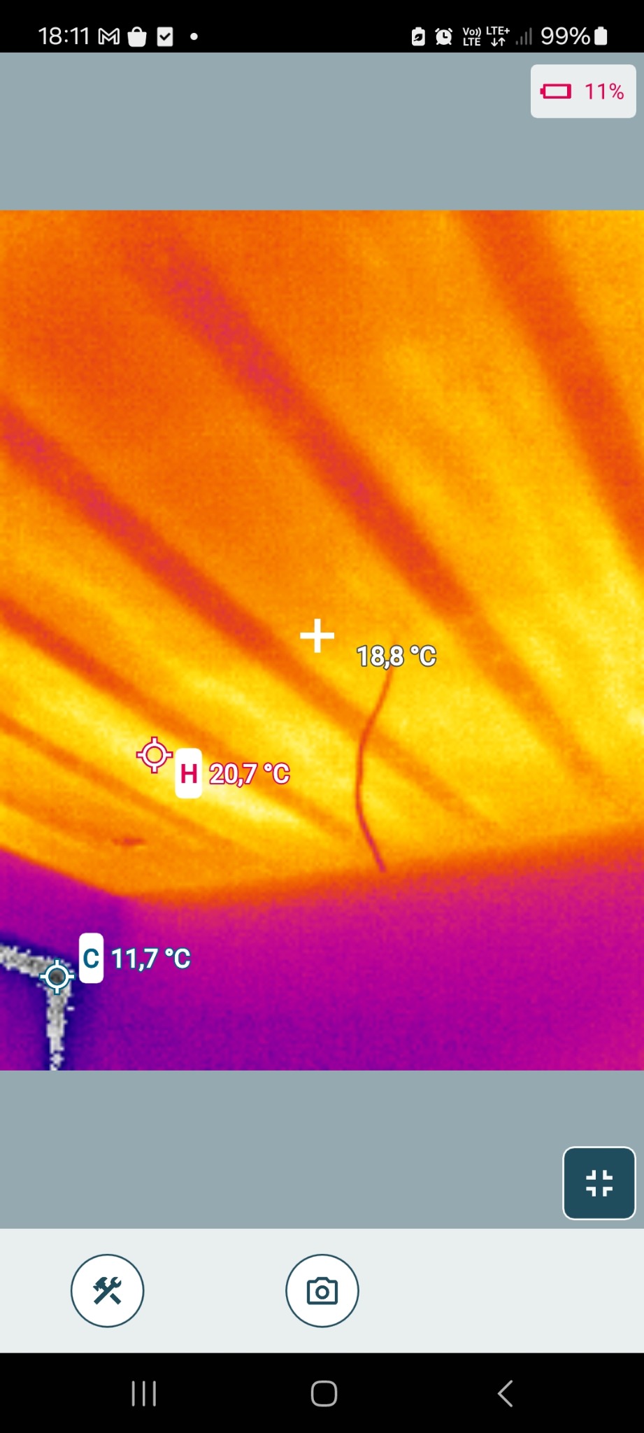 Termowizja ogrzewania podłogowego: obraz z kamery termowizyjnej, ukazujący rozkład temperatur na powierzchni, z zaznaczonymi punktami pomiarowymi i wartościami temperatur.