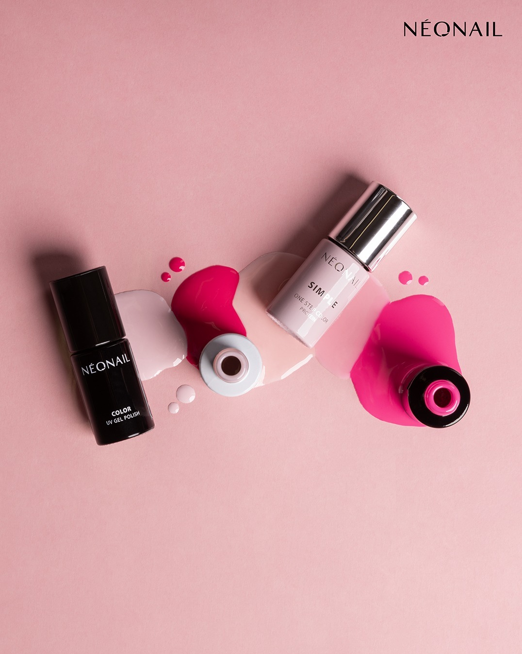 Dwa flakony lakierów hybrydowych Neonail w odcieniach różu i czerni, otoczone plamami lakieru na pudrowo-różowym tle. Widoczne logo marki.