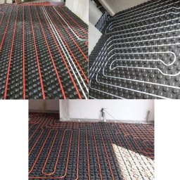 LEGAS TECH - Rozłożone rury ogrzewania podłogowego na czarnej macie izolacyjnej z wypustkami, widoczne różne kolory rur: czerwone, białe i pomarańczowe w trzech różnych ujęciach.