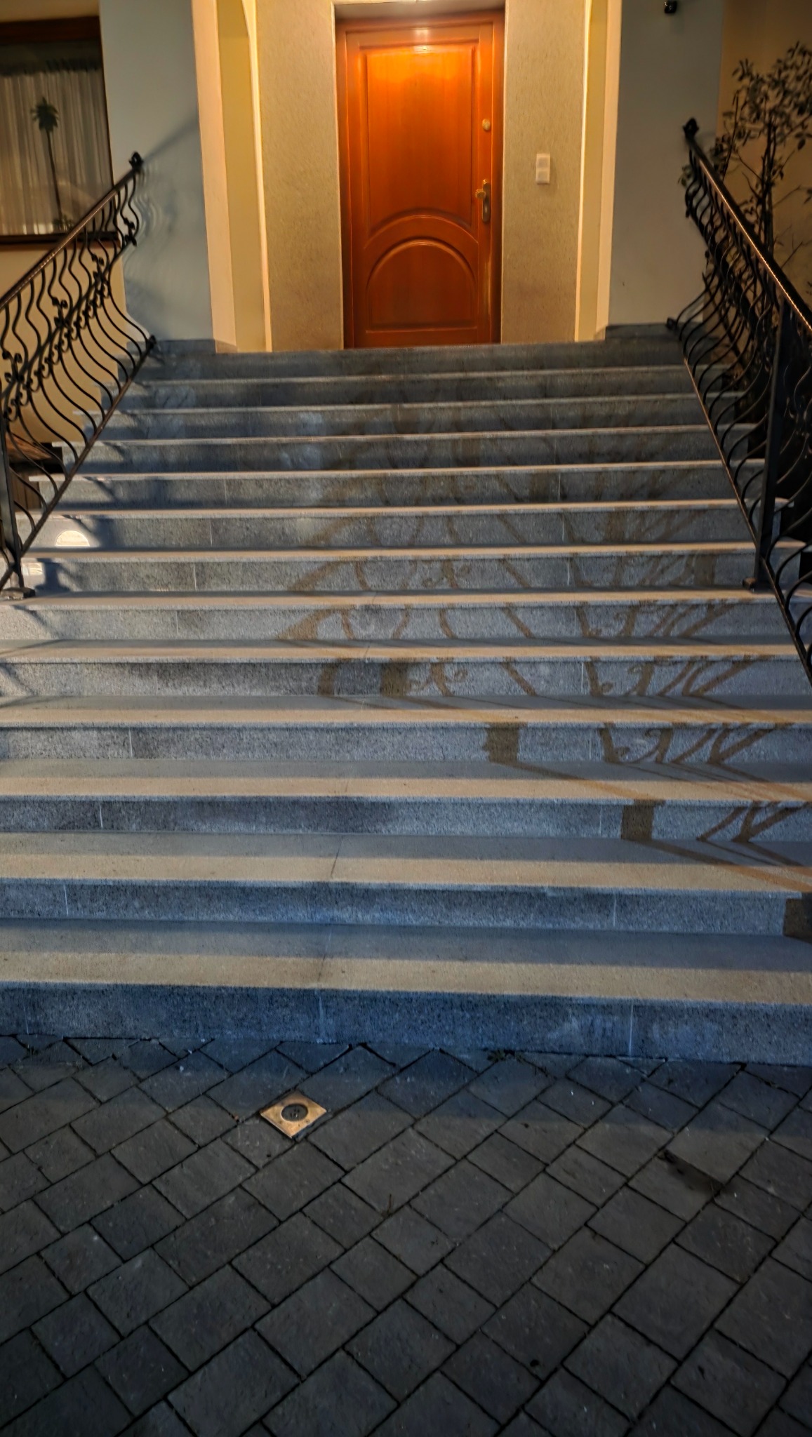 Trwałe stopnie granitowe na tarasie zewnętrznym