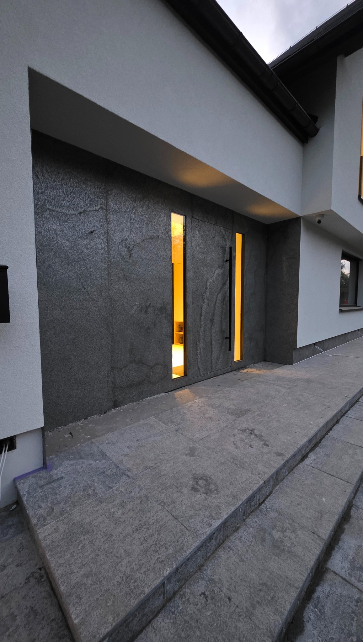 Elegancki fornir kamienny na ścianie wewnętrznej