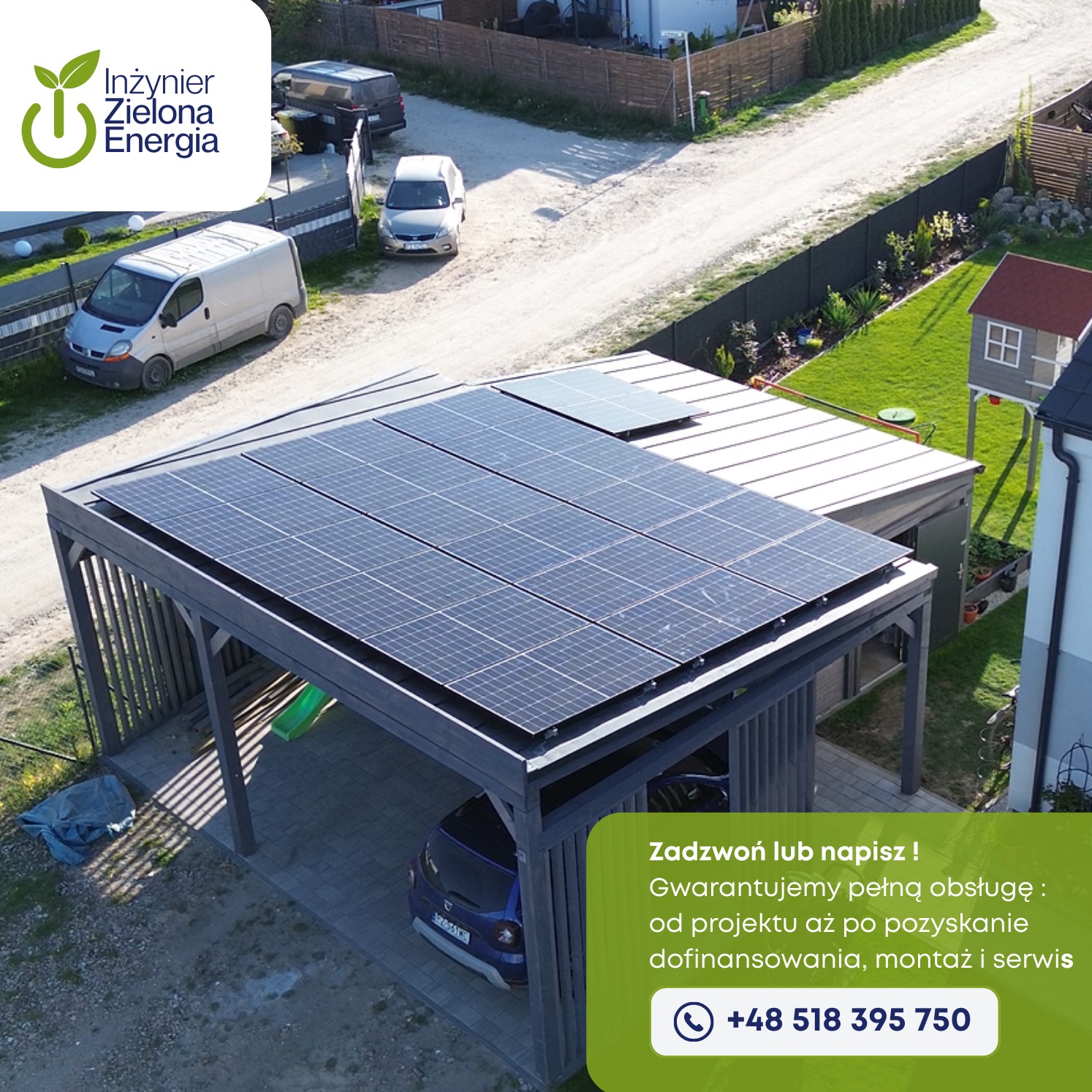 Zadaszenie z panelami słonecznymi nad miejscem parkingowym dla samochodu osobowego. Ujęcie z drona, widok na posesję.