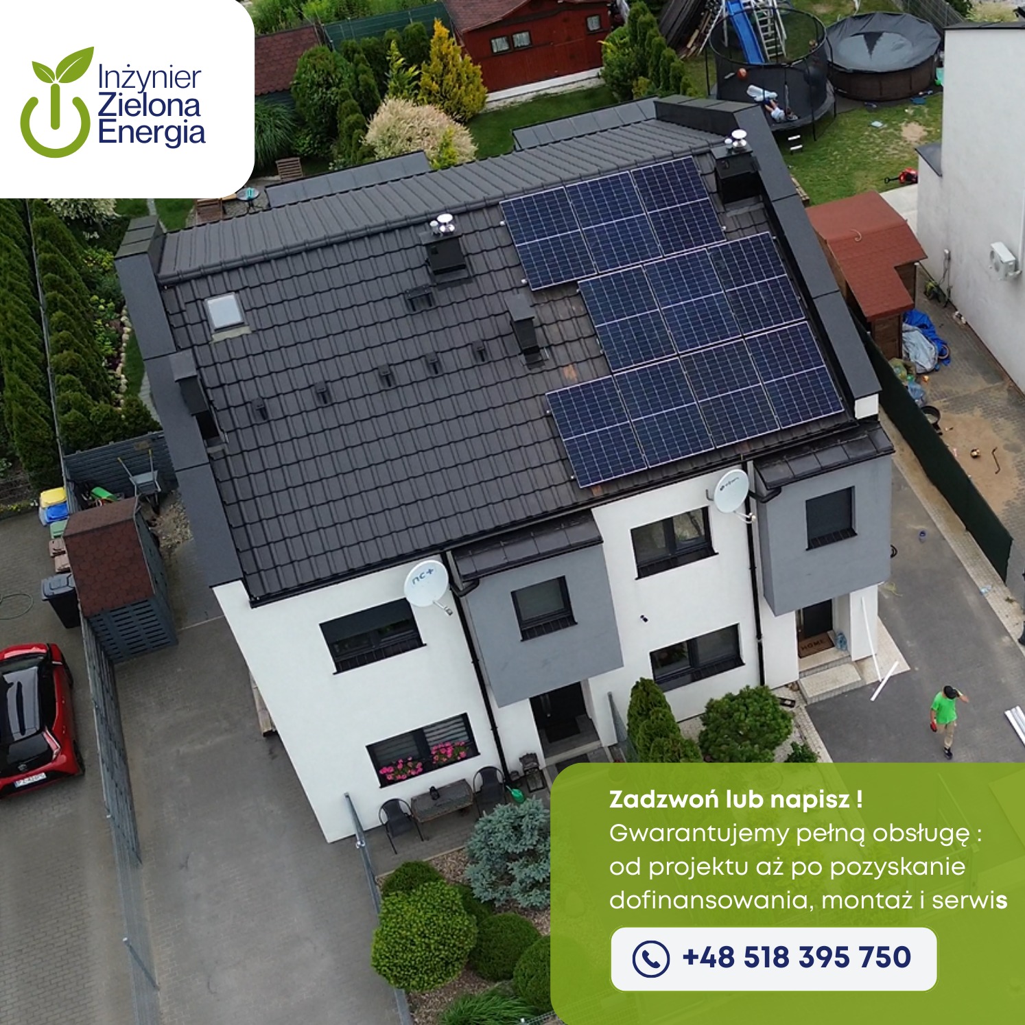 Widok z góry na dom z panelami słonecznymi na dachu, otoczony zielenią. Widoczny fragment logo firmy i hasło reklamowe na dole kadru.