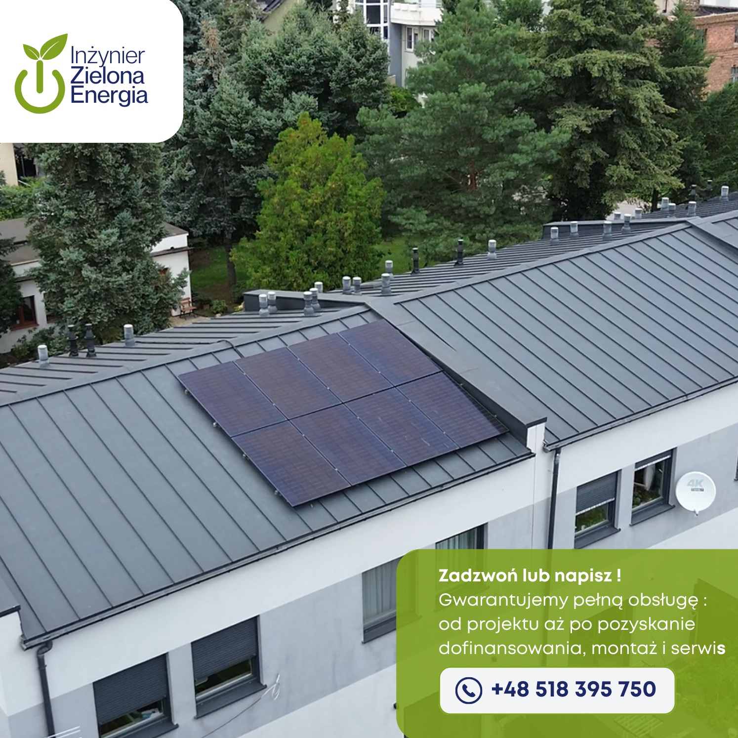 Montaż paneli na dachu budynku z szarej blachy. Widok z góry, w tle zieleń drzew i zabudowa miejska. Na dole logo firmy.